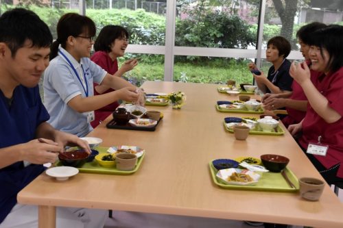 先輩たちとごはんを食べます